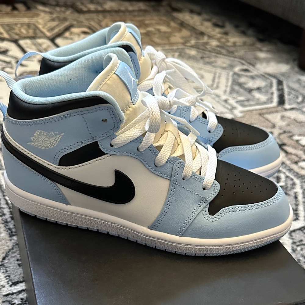 EUC Jordan 1 Mid Sneakers - Size 3Y - Picture 2 of 14